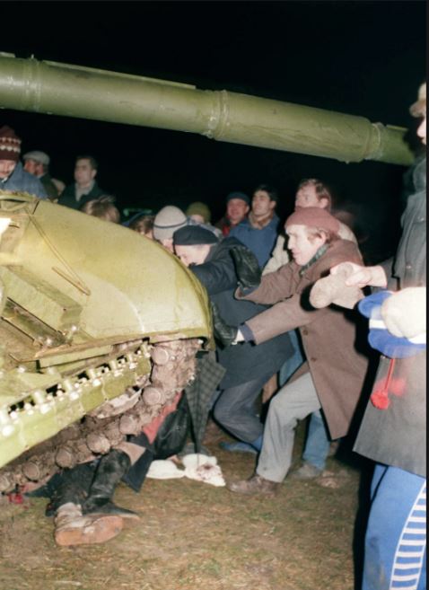 1991 წლის 13 იანვარი ვილნიუსი. საბჭოთა ჯარი მშვიდობიანი დემონსტრანტების წინააღმდეგ. წყარო: AFP