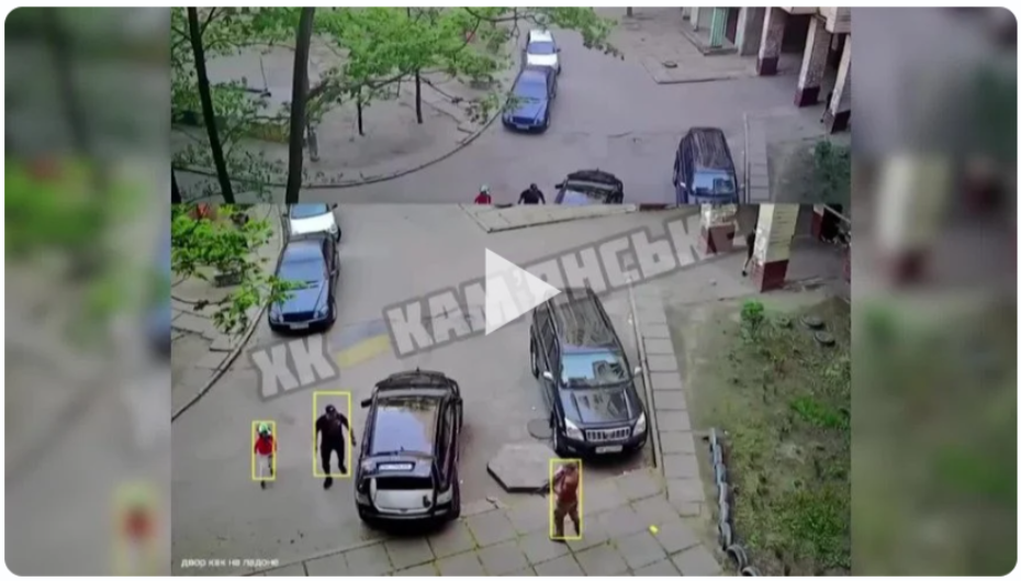 Video Manipulation Falsely Claims a Ukrainian Military Commissariat Officer Threatened a Man with a Child at Gunpoint for Refusing to Go to the Front Line Military Commissariat
